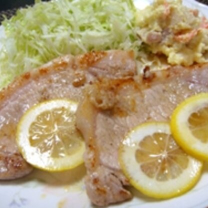 美味しそうな塩レモン味を見たら食べたくなりました♪レモン漬けでお肉も柔らかくなり食べたら美味しくて驚き～(*^^)この味好きだわぁ～絶品ですね（*^_^*）